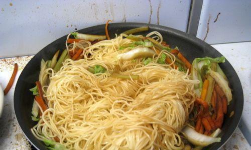 《原神美食之什锦炒面》（多样食材搭配，味蕾满足；探索世界，品尝美味。）