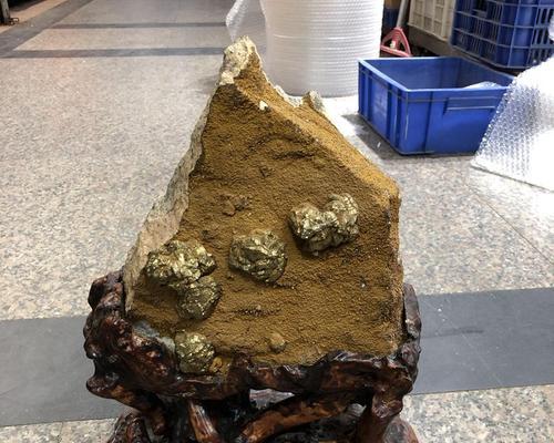 星际战甲黄铁矿石的开采和应用（探索未知星系）