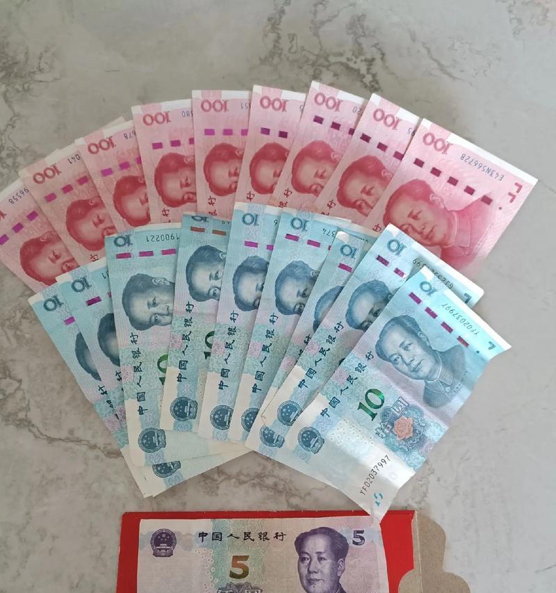 英雄联盟中紫色披风盔甲的名称是什么？